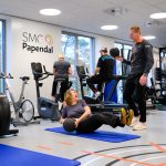 Fysiotherapeut begeleidt patiënt tijdens oefentherapie