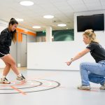 Fysiotherapeut begeleidt patiënt tijdens oefentherapie